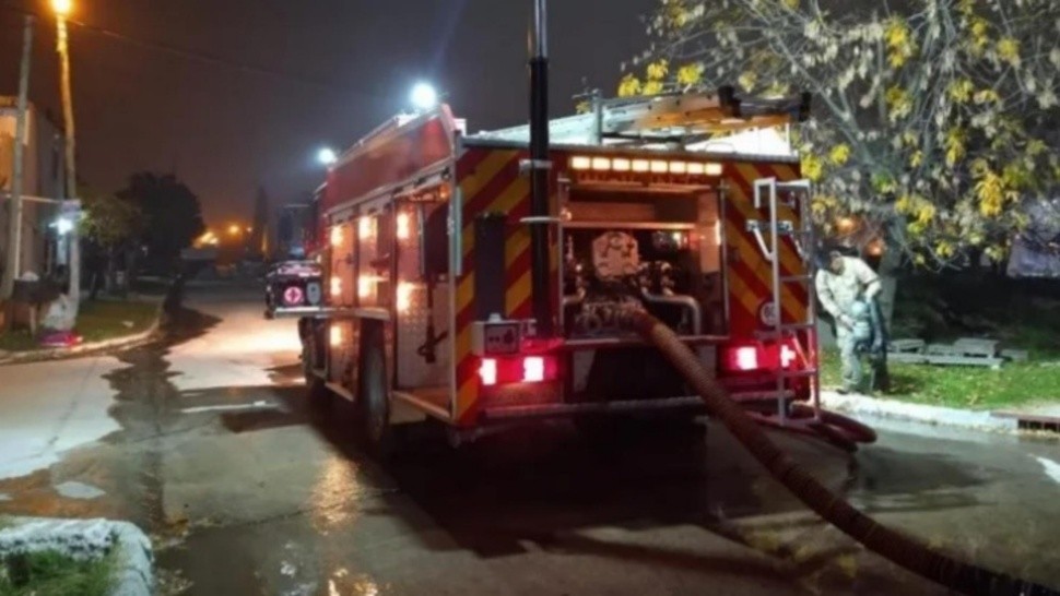 Investigan muerte de un hombre, encontrado carbonizado tras incendiarse su vivienda.