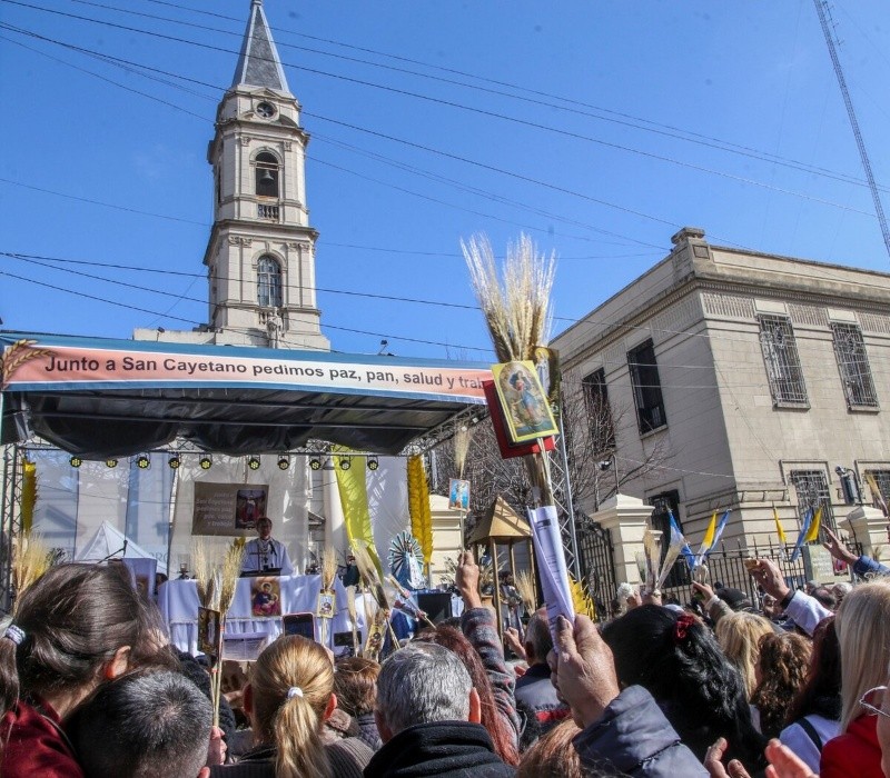 Miles de fieles, con las espigas en alto, piden pan, salud y trabajo frente al Santuario de   <a href='https://www.cronica.com.ar/tags/San Cayetano'>San Cayetano</a> 