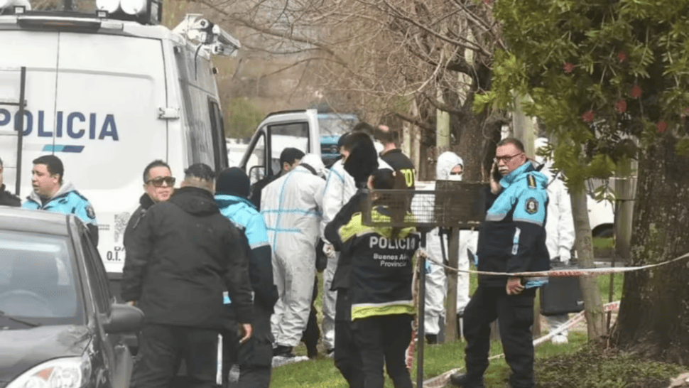 Los peritos trabajando donde se encontró el cuerpo de una mujer dentro de heladera.