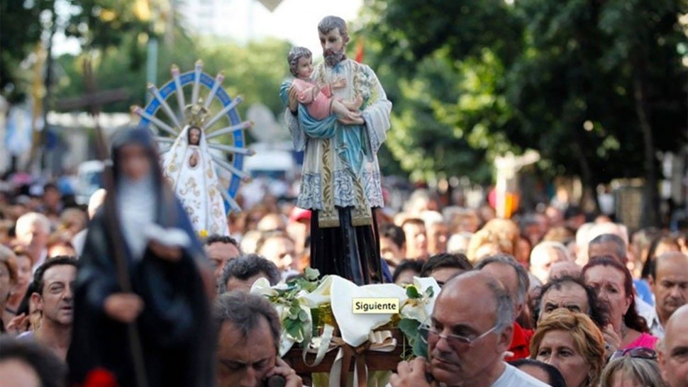 Día de San Cayetano: miles de fieles se congregaron en Liniers y se unieron en un pedido masivo de pan, salud y trabajo