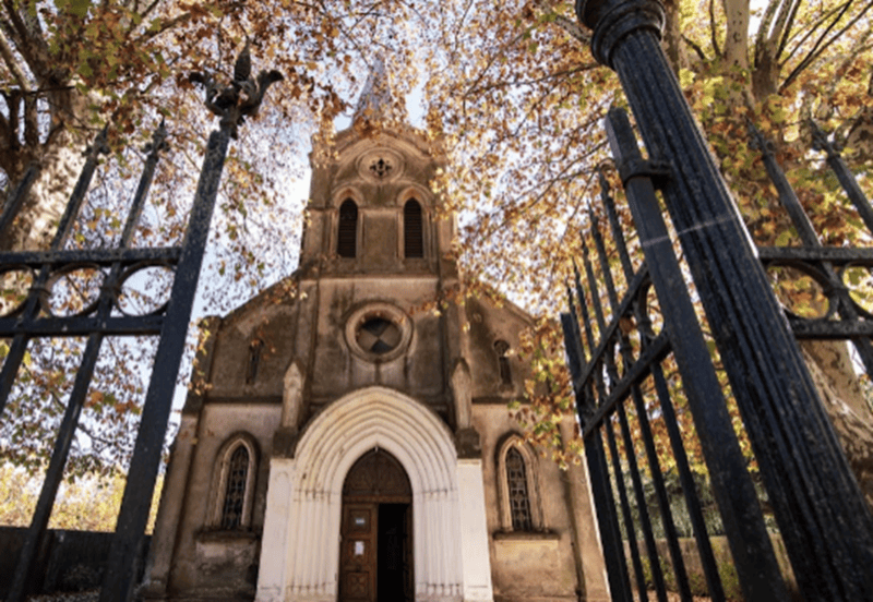 Una iglesia gótica en pedio del campo.  