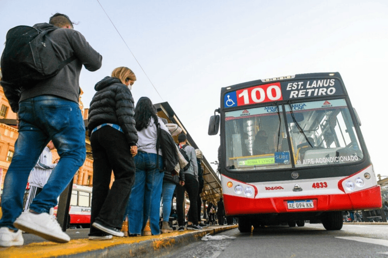 Mientras los colectivos del AMBA se ubican en penúltimo puesto según el ranking de AAETA de las ciudades con los boletos más caros, Pinamar encabeza el top con $1.591 (Imagen ilustrativa).