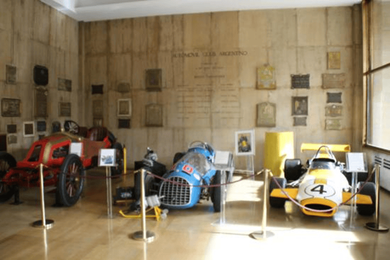 Descubrí los autos y motos más pintorescos de Argentina en el Museo del Automóvil ACA.