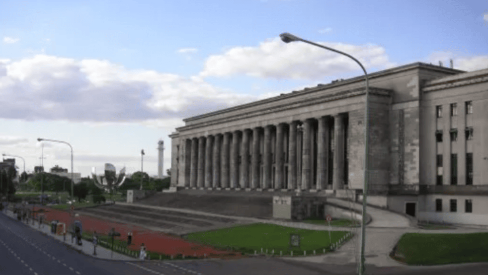 La Facultad de Derecho de la UBA advirtió que la caída salarial amenaza la continuidad de los docentes