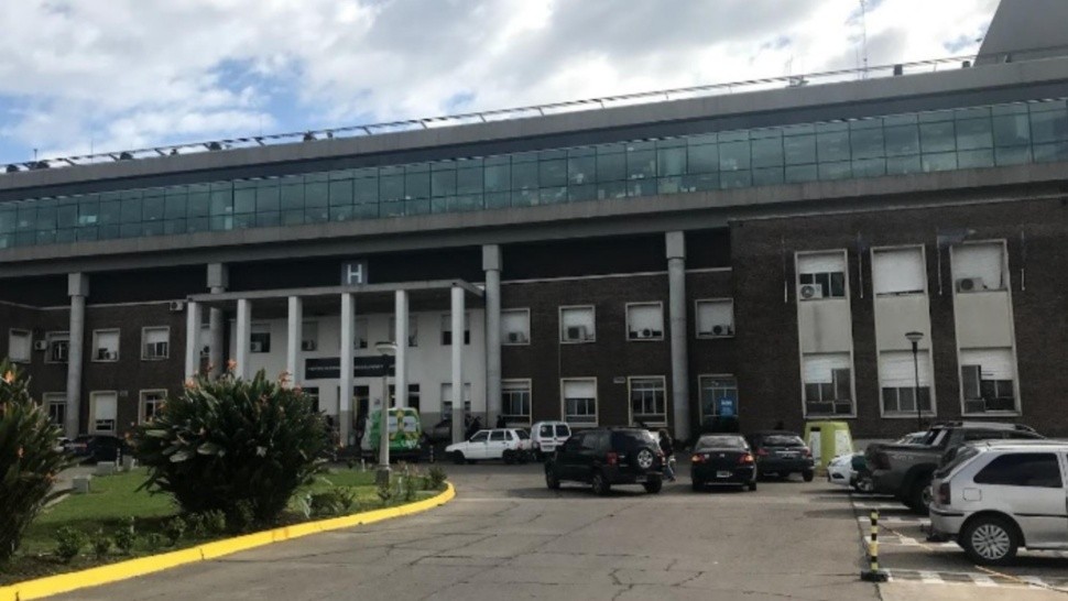 Uno de los heridos fue atendido por los médicos en este hospital.