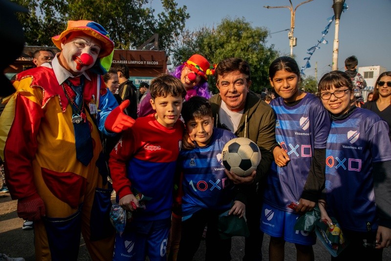 Fernando Espinoza se hizo presente en la Plaza Armada Argentina de Villa Luzuriaga.