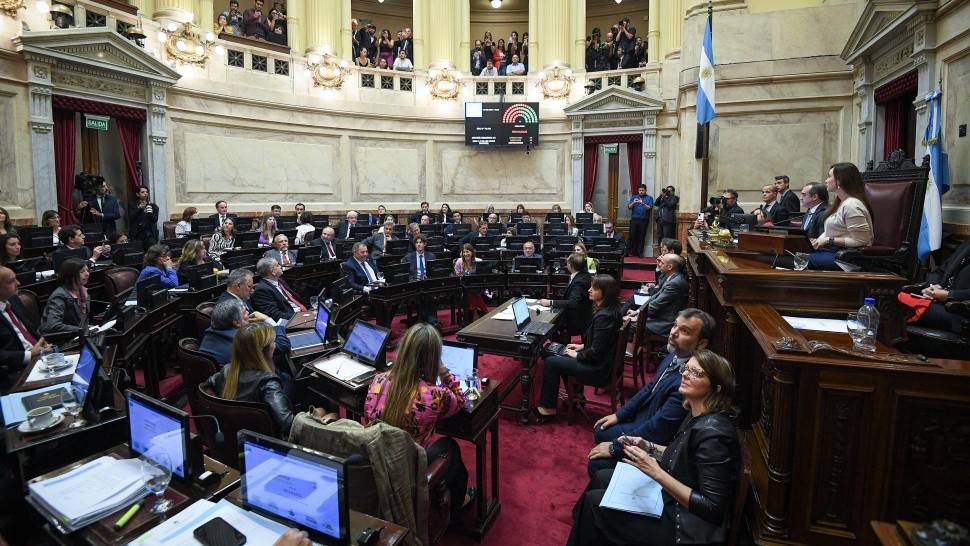 Los senadores intentan retrotraer el aumento anunciado en las últimas horas.