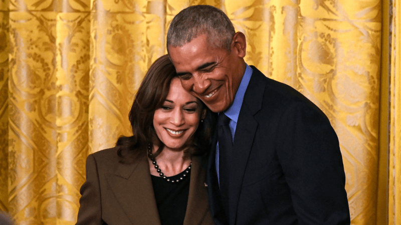 Barack Obama junto a Kamala Harris.