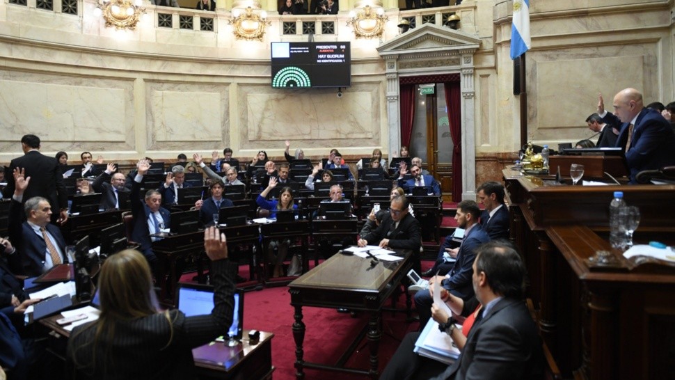 El voto de los senadores en el recinto