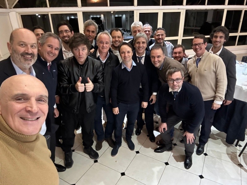  Javier Milei anunció el   <a href='https://www.cronica.com.ar/tags/veto'>veto</a> al aumento de las jubilaciones con esta foto en su equipo en la Quinta de Olivos.