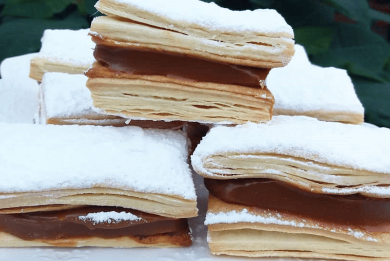 Facturas de hojaldre con corazón de dulce de leche.  