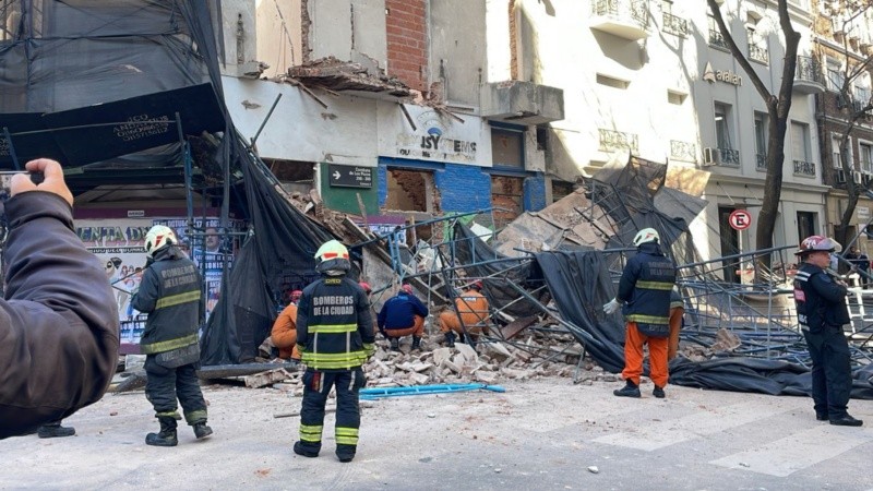 Bomberos rescatistas y personal del SAME trabajaron en el lugar de los hechos.