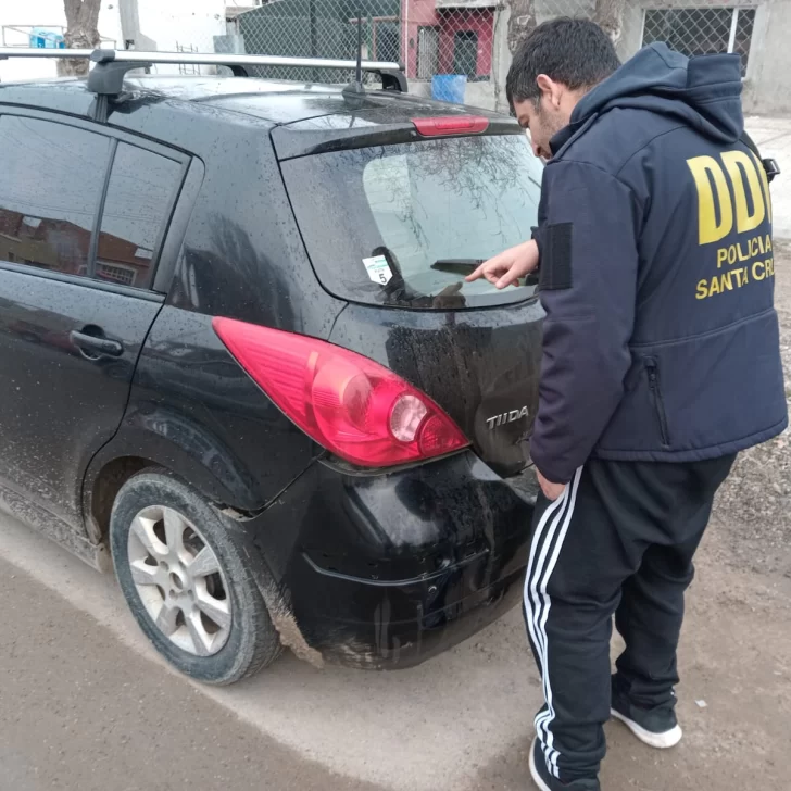  El vehículo fue hallado en la calle Urquiza, entre Sarmiento y Belgrano, de la localidad santacruceña. El robo ocurrió en Lanús el 19 de agosto, cuando motochorros amenazaron al conductor con un arma de fuego y lo obligaron a bajarse del auto.