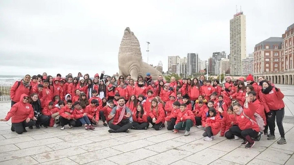 Más de 450 alumnos de Morón viajaron a Mar del Plata gracias a la iniciativa “Sexto al Mar”.