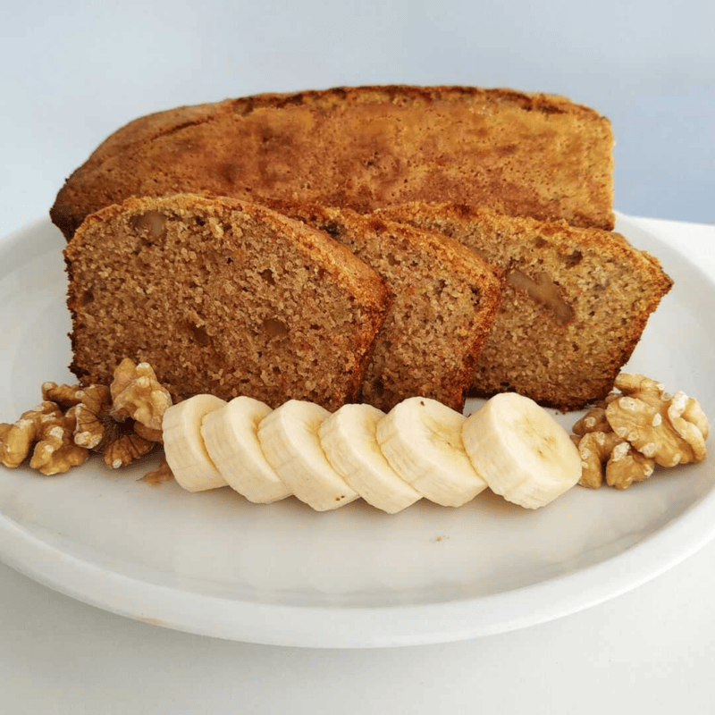 Budín de banana esponjoso y lleno de sabor. 