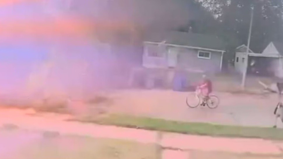 Momento en el cual el rayo cae sobre el árbol y casi mata a un ciclista (Captura de video).