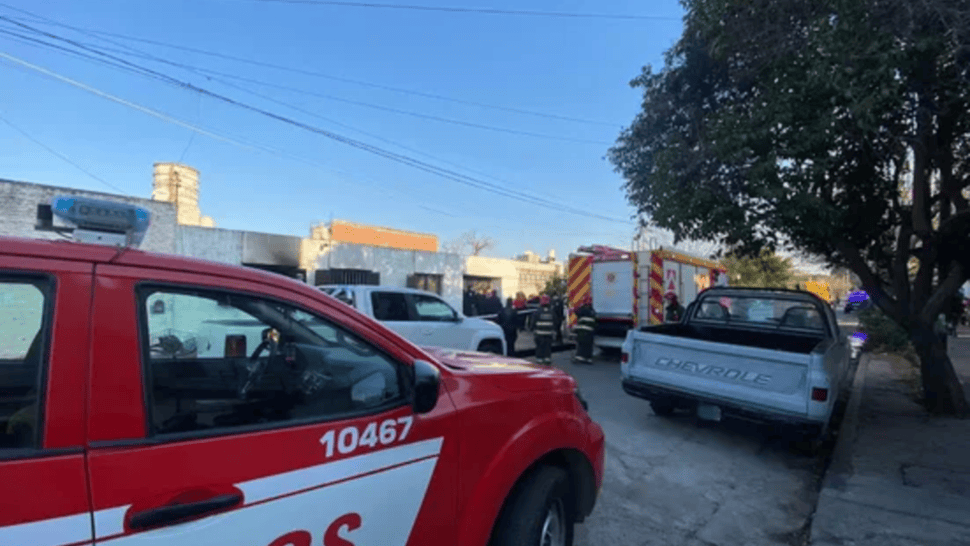 Los bomberos trabajando en el lugar.