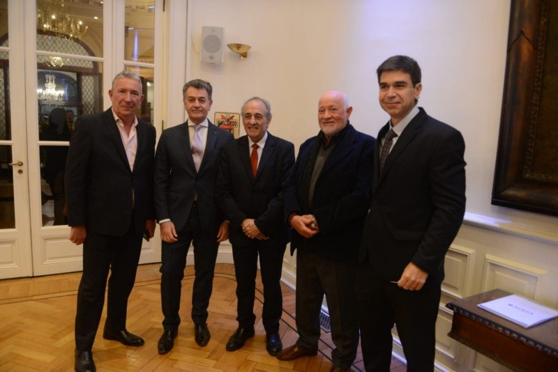 Carlos Azzariti (Secretario de Adepa), Marcelo Carbone (Vicepresidente de Grupo Olmos), Hugo Ferrer (Director de Grupo Crónica) , Roberto Suárez (Director de Diario Jornada de Mendoza) y Daniel Dessein (Vicepresidente de Adepa) en la cena que se realizó en el Círculo Italiano de la Capital Federal.