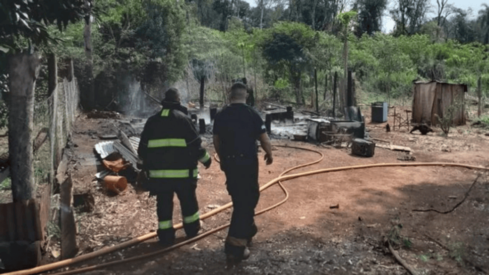 Trágico incendio en Misiones. (Foto/ X @LuisSpasiuk)