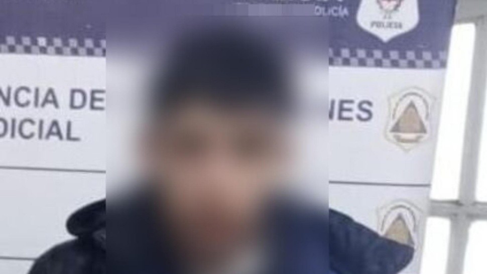 Este es el adolescente que fue capturado por los investigadores policiales.