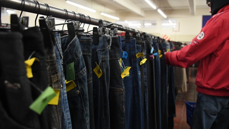 En las ferias barriales se consiguen jeans usados desde $1.500, mientras que en los comercios de moda circular parten desde $5.000.