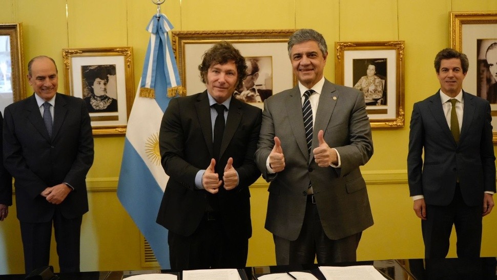 Javier Milei y Jorge Macri, satisfechos después de la firma del acuerdo en Casa Rosada.