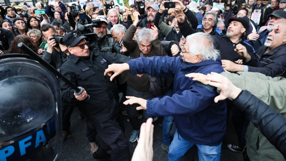 Imágenes de la represión contra los jubilados que marcharon contra el veto de Javier Milei.