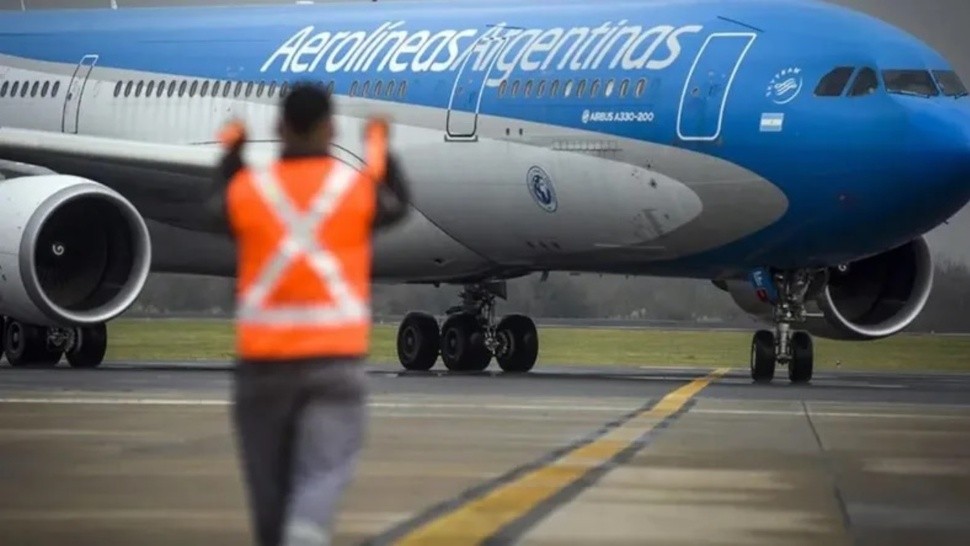 El 13% de los trabajadores de Aerolíneas Argentinas serán despedidos.