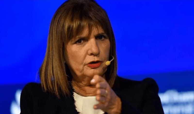 Patricia Bullrich fue apoyada por el vocero presidencial, Manuel Adorni. 