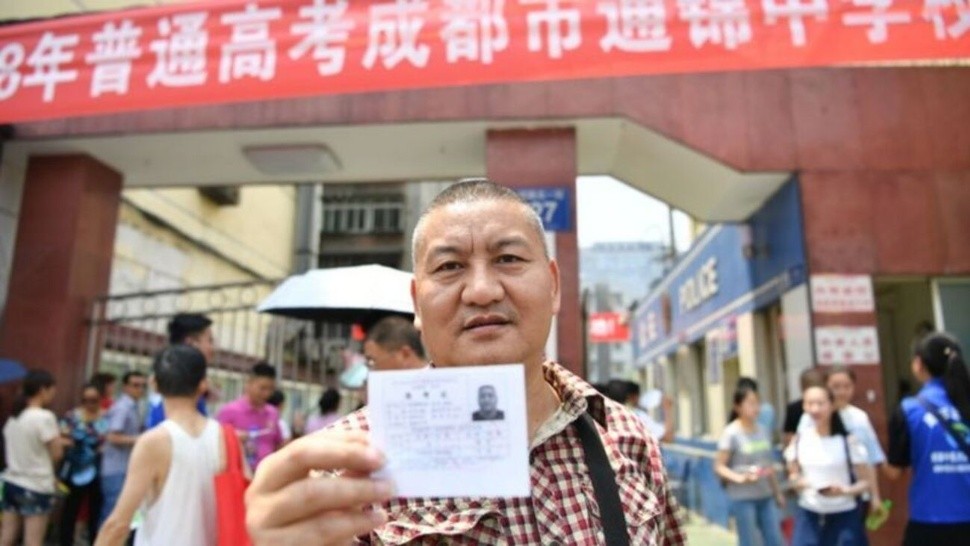 Liang Shi, fotografiado aquí en 2018, ha intentado aprobar los exámenes docenas de veces desde 1983 (Gentileza de la BBC)