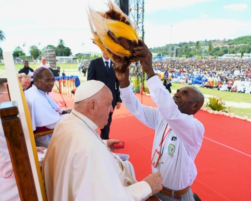 Francisco fue recibido como invitado de honor por miembros de una tribu local (Foto Vatican News).