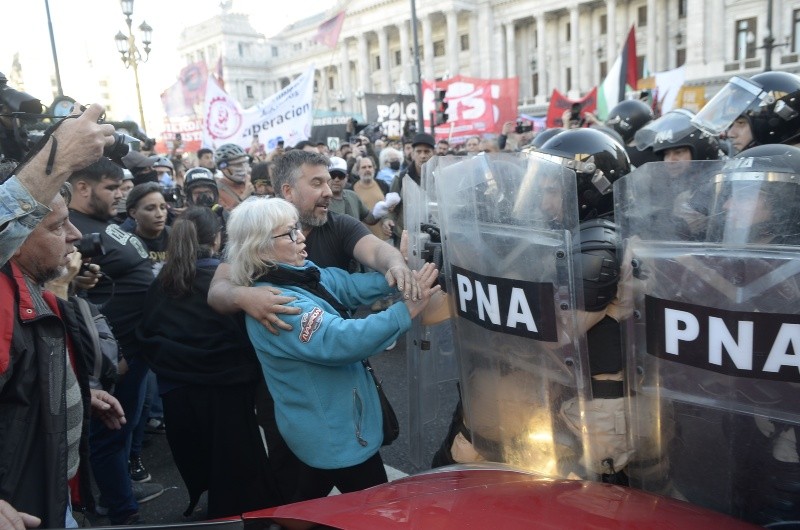  Los jubilados fueron reprimidos por las fuerzas de seguridad en las últimas dos marchas (Crónica / Fernando Pérez Ré).