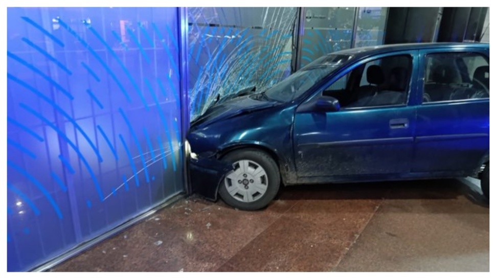 Le negaron un crédito y chocó su auto contra el frente de un banco (X/@RodrigoMiro76).