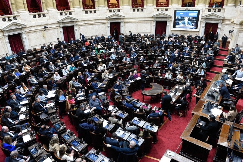 Javier Milei llegará al   <a href='https://www.cronica.com.ar/tags/Congreso'>Congreso</a> este domingo con el desenlace sobre su primer veto por jubilaciones y al filo del segundo por universidades.