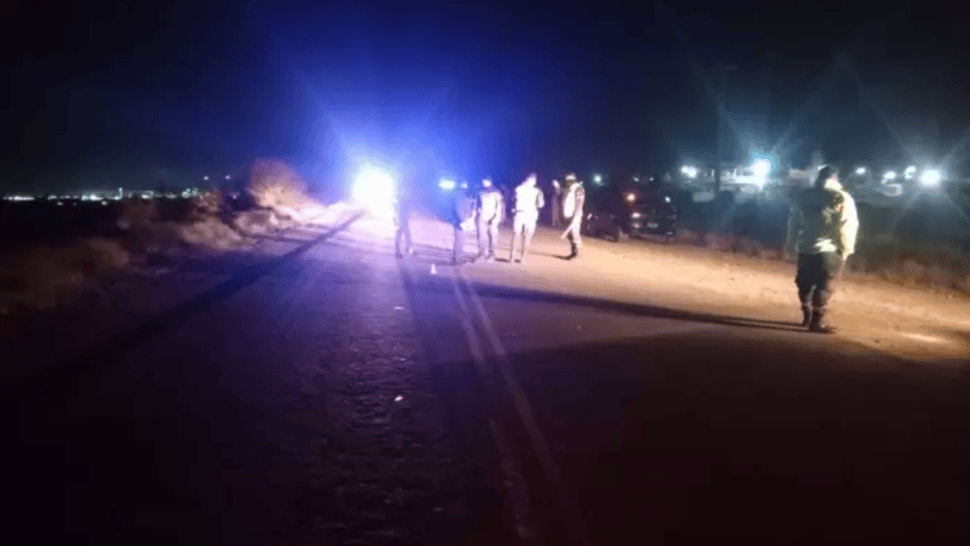 Los peritos trabajando en el lugar del accidente.