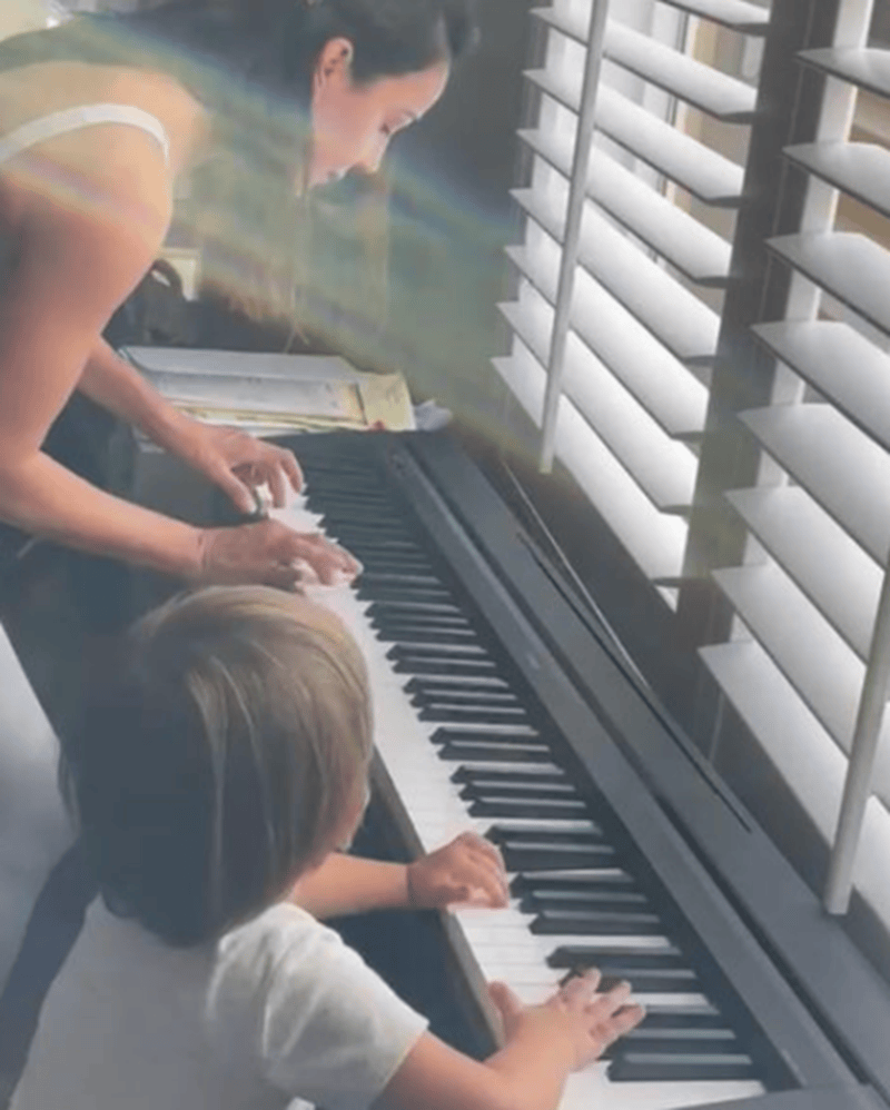 Valeria Gastaldi tocando junto a su hijo. 