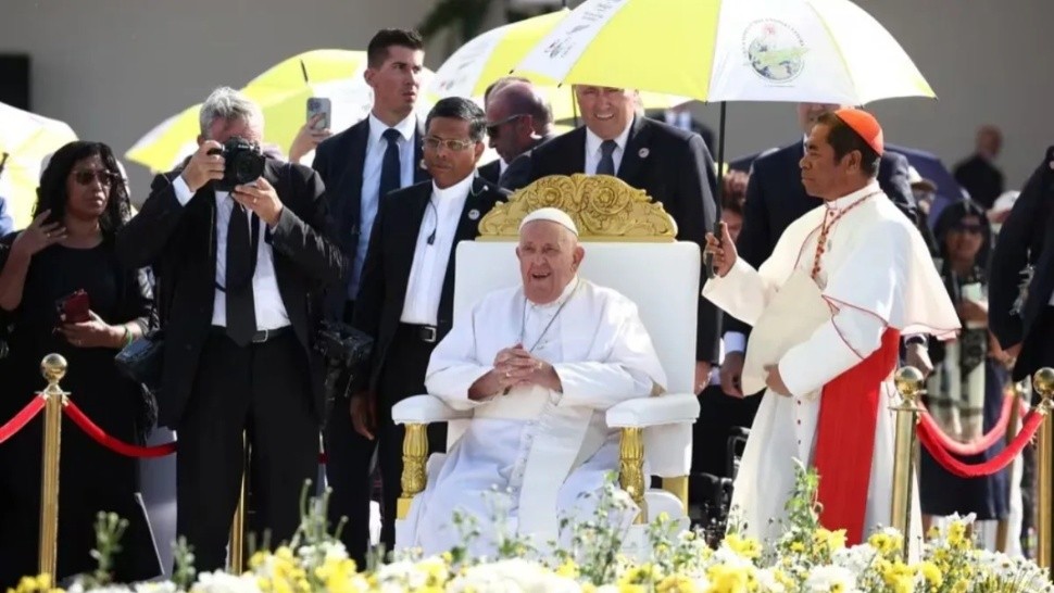 La mitad de la población de Timor Oriental estuvo presente en la misa celebrada en un parque junto al mar.