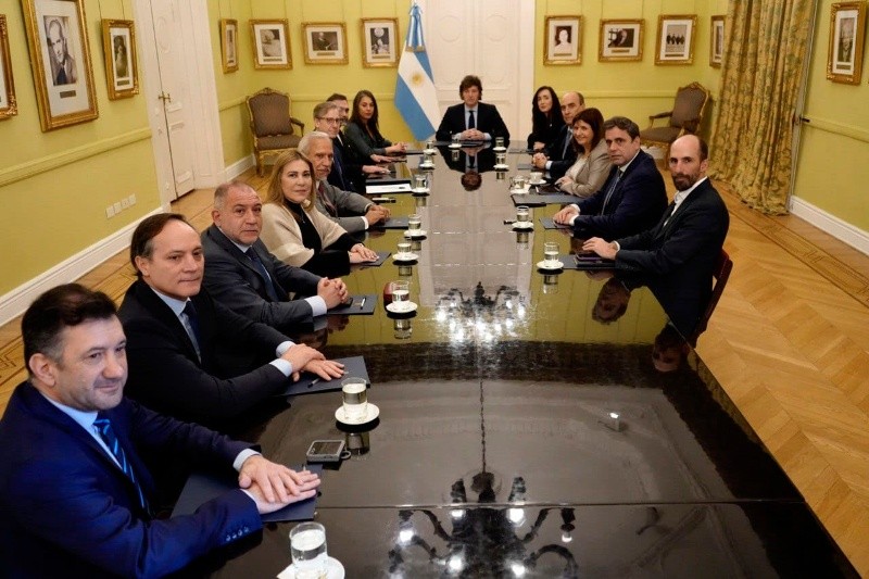 Javier Milei y Victoria Villarruel reciben a senadores dialoguistas en Casa Rosada.