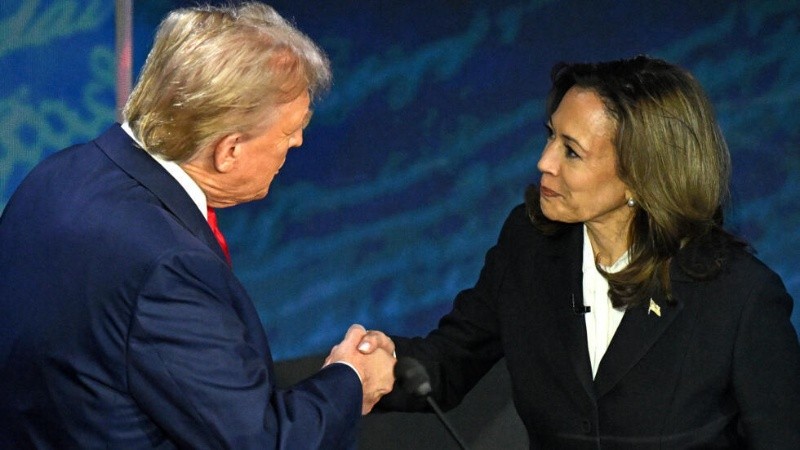  Trump y Harris en el debate que se realizó en Filadelfia. 