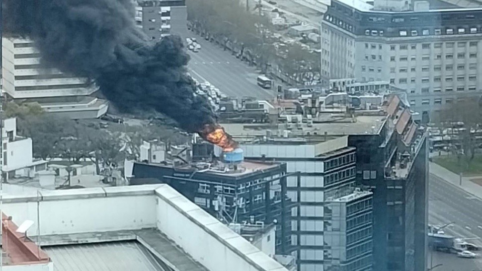 El incendio se produjo en la terraza del edificio (Foto X @mhoyos).