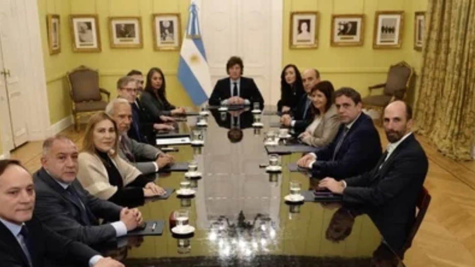 Javier Milei junto a Victoria Villarruel y senadores de distintos espacios políticos.