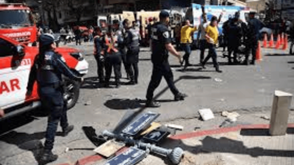 La policía trabajando en el lugar donde el conductor perdió el control del auto.