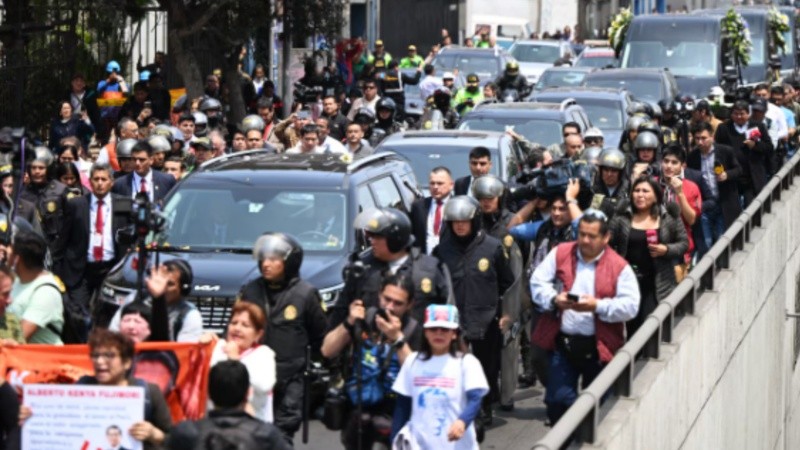 Decenas de seguidores acompañaron el coche fúnebre hacia el Ministerio de Cultura peruano.