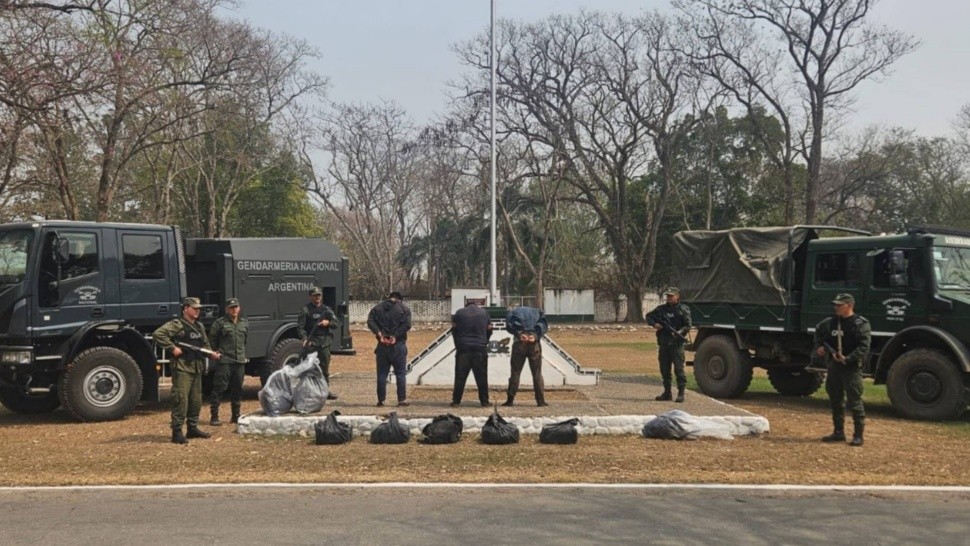 Gendarmes y policias se tirotearon con narcomochileros en una montaña: detuvieron a 3 personas, eliminaron a una y secuestraron 122 kilos de cocaína