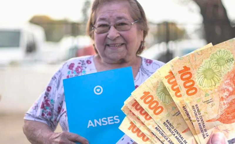 En octubre, jubilados cobrarán sus haberes con aumento, pero un grupo de beneficiarios percibirán solo una parte del bono por un nuevo tope de ANSES (Imagen ilustrativa).