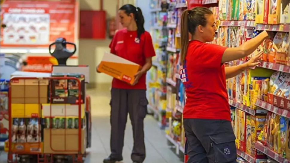 Importante cadena de supermercados ofrece empleos para distintos puestos y solo pide secundario completo, ¿de cuál se trata?