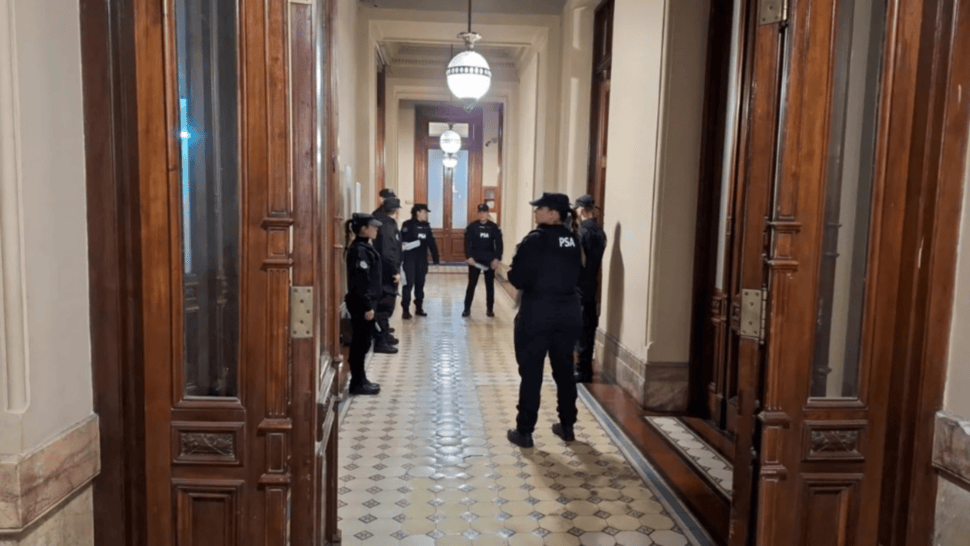 Efectivos de la Policía Federal Argentina dentro del Congreso en la previa del discurso de Javier Milei. (Foto: NA)