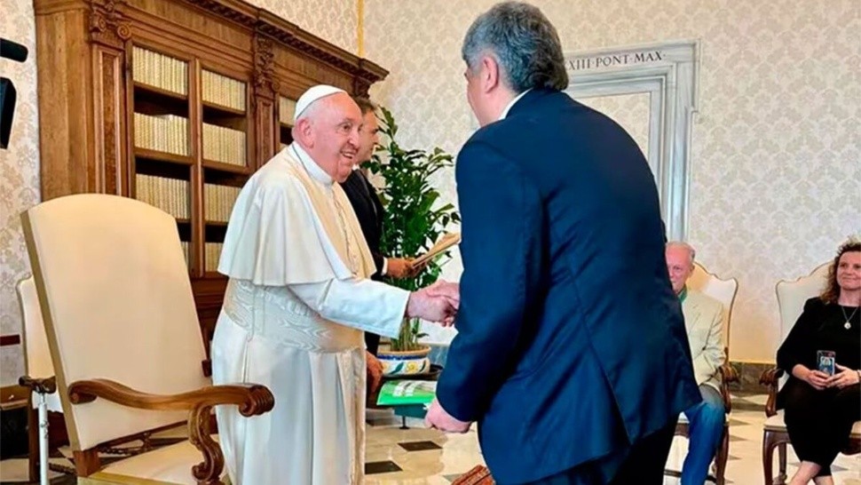 El Papa Francisco saluda a Pablo Moyano, uno de los dirigentes gremiales que participó de la reunión.