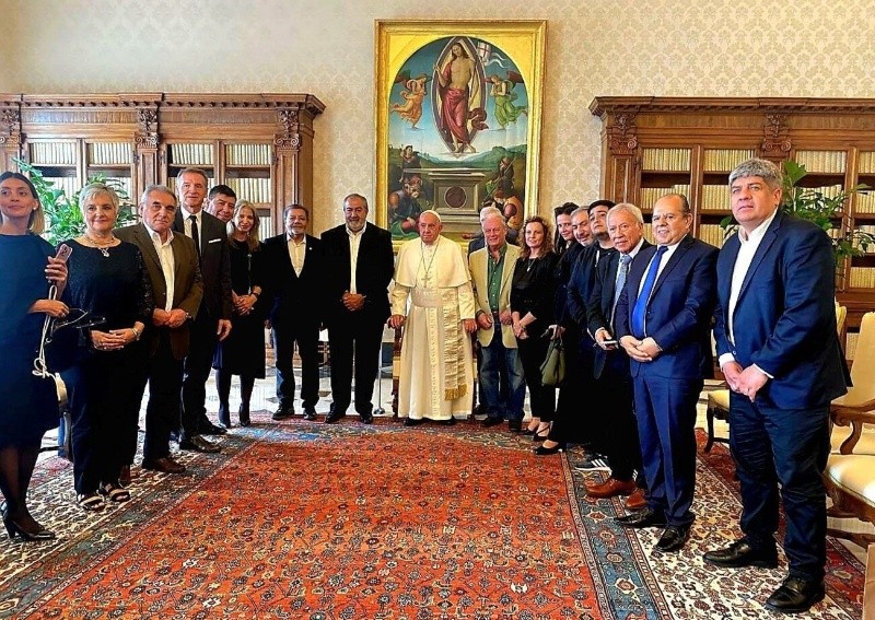 El Papa Francisco, junto a los dirigentes sindicales que lo visitaron en el   <a href='https://www.cronica.com.ar/tags/Vaticano'>Vaticano</a>. 