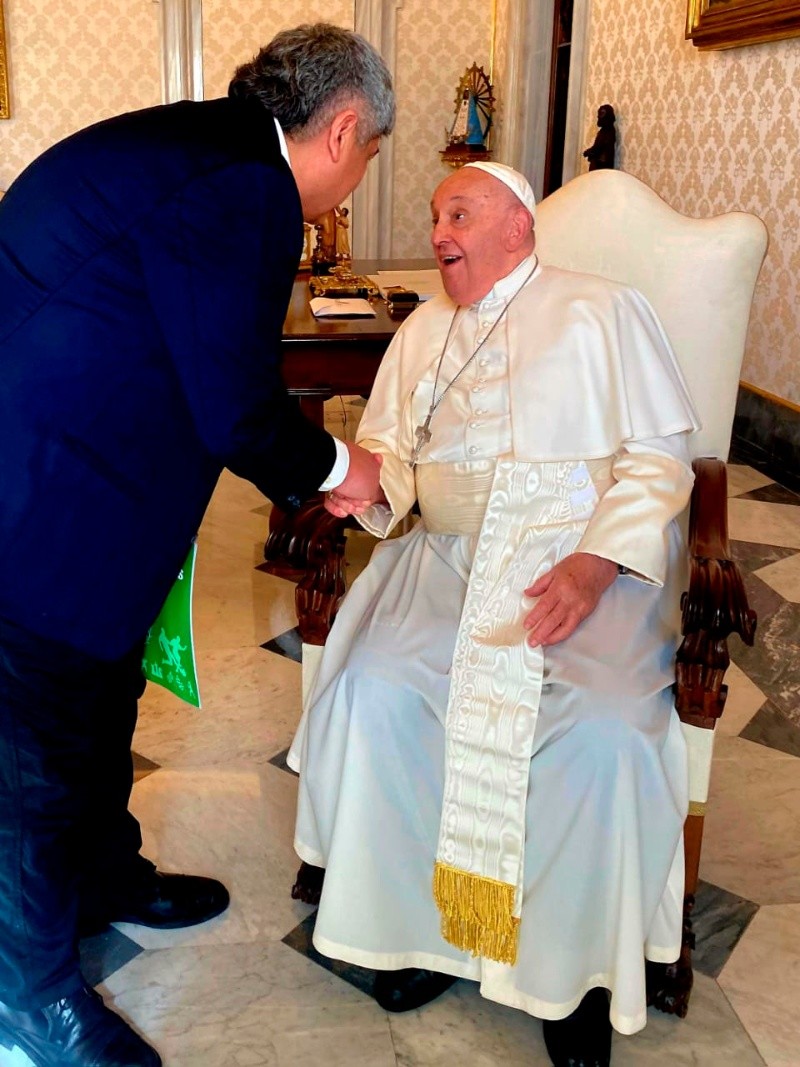 El Papa Francisco saluda a Pablo Moyano durante su encuentro en el   <a href='https://www.cronica.com.ar/tags/Vaticano'>Vaticano</a>.